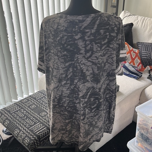 Reflex | V-Neck Burnout Graphic Tee - Picture 5 of 6